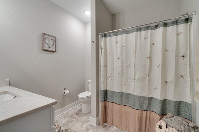 full bath featuring a shower with shower curtain, baseboards, toilet, and vanity