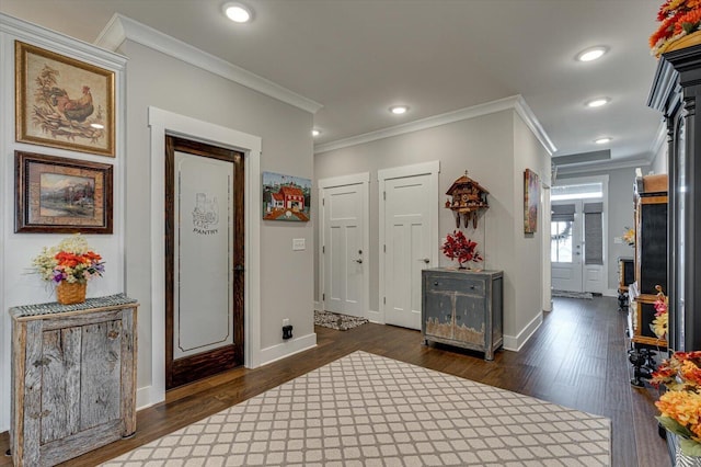 foyer entrance with recessed lighting, dark wood-style flooring, and crown molding