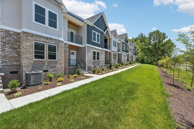 view of community with a lawn and a residential view