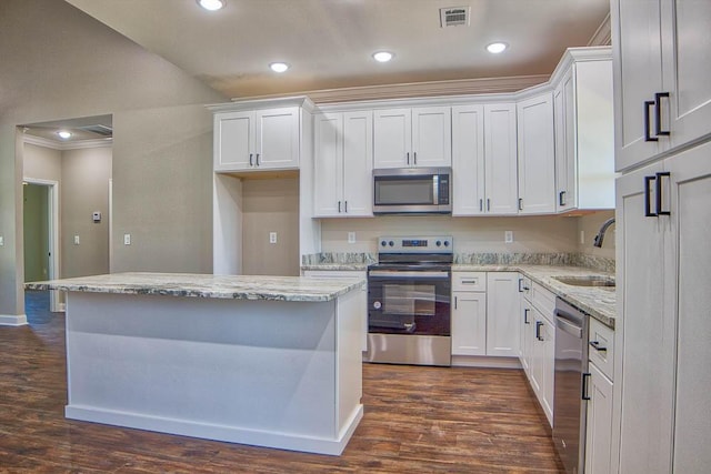 kitchen featuring a sink, visible vents, appliances with stainless steel finishes, and white cabinetry