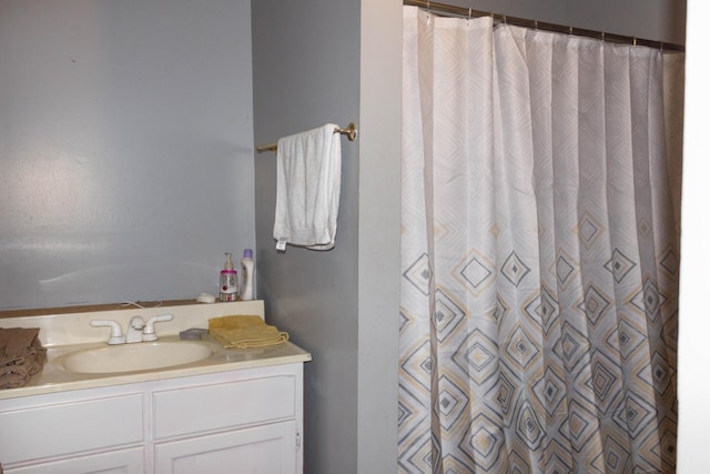 full bathroom featuring curtained shower and vanity