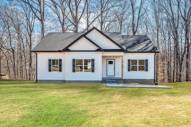 view of front of property with a front lawn and roof with shingles