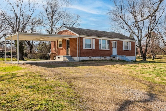 view of front of home featuring crawl space, a front lawn, brick siding, and a carport