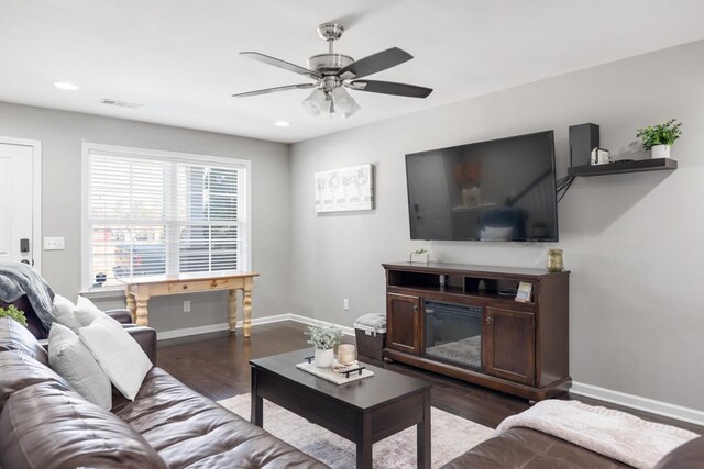 living room with baseboards, visible vents, dark wood finished floors, recessed lighting, and ceiling fan