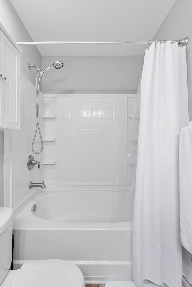 full bath with toilet and shower / tub combo with curtain