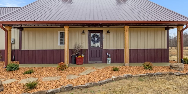 view of front facade featuring metal roof