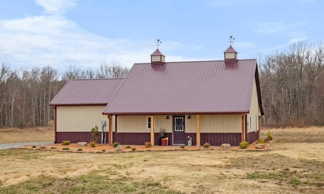 view of front facade featuring metal roof