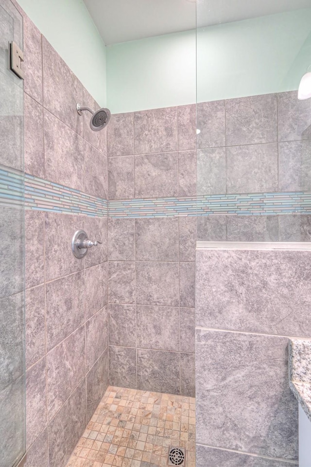 bathroom featuring a tile shower