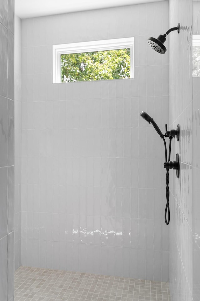 bathroom featuring a healthy amount of sunlight and a tile shower