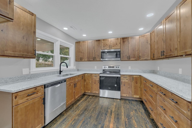 kitchen featuring visible vents, a sink, dark wood-style floors, recessed lighting, and stainless steel appliances