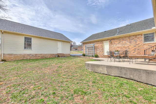 view of yard featuring a patio