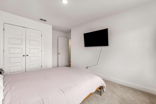 bedroom with visible vents, baseboards, carpet floors, recessed lighting, and a closet