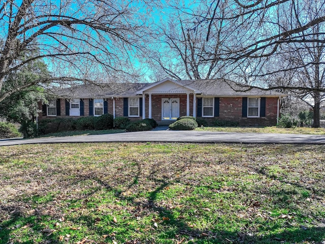 7015 Wilson Pike Cir, Brentwood, TN 37027 - single story home with brick siding, aphalt driveway, and a front lawn
