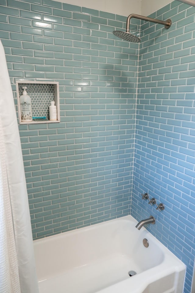 full bath with shower / tub combo with curtain