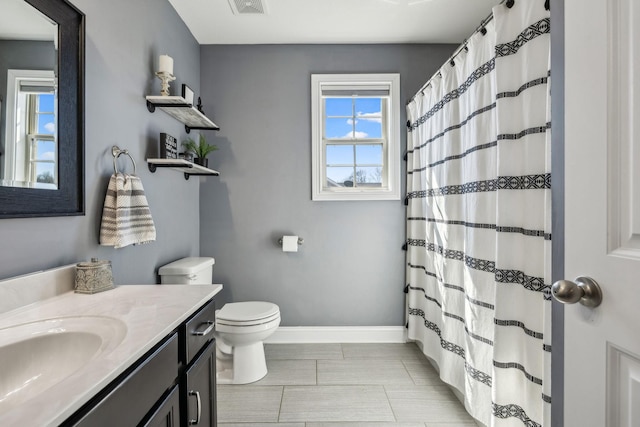 full bath with vanity, visible vents, baseboards, curtained shower, and toilet