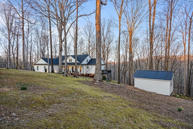 view of front of house featuring an outbuilding and a front lawn