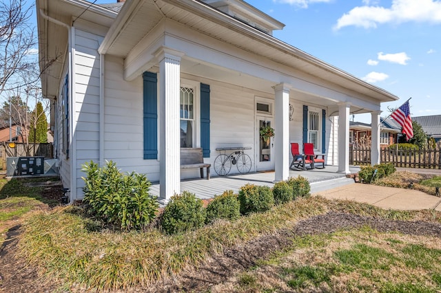 view of front of house featuring fence and covered porch