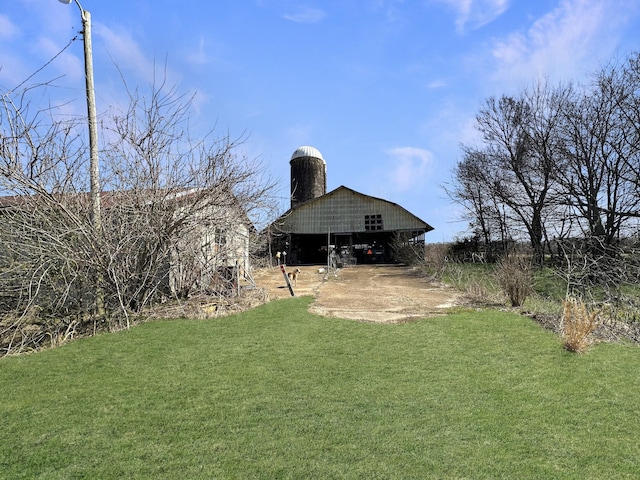 view of yard with a carport and driveway