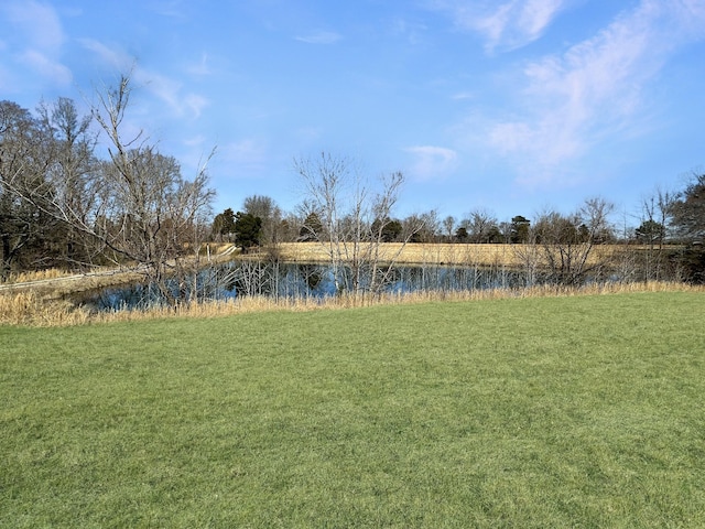 view of yard featuring a water view