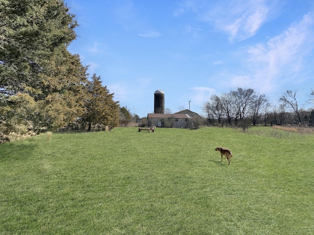 view of yard featuring a rural view