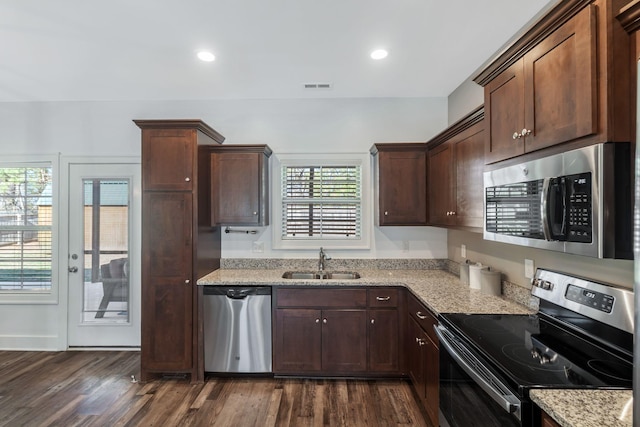 kitchen featuring dark wood-style floors, visible vents, appliances with stainless steel finishes, and a sink