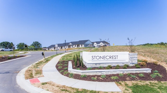 community / neighborhood sign with a residential view