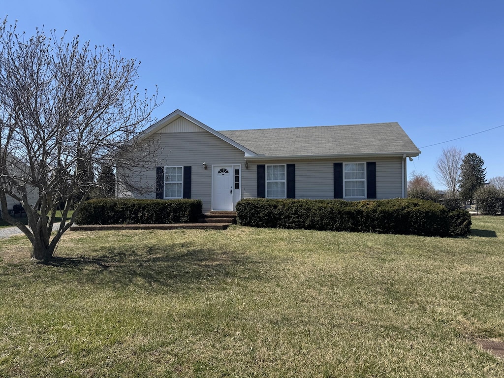 single story home with a front lawn