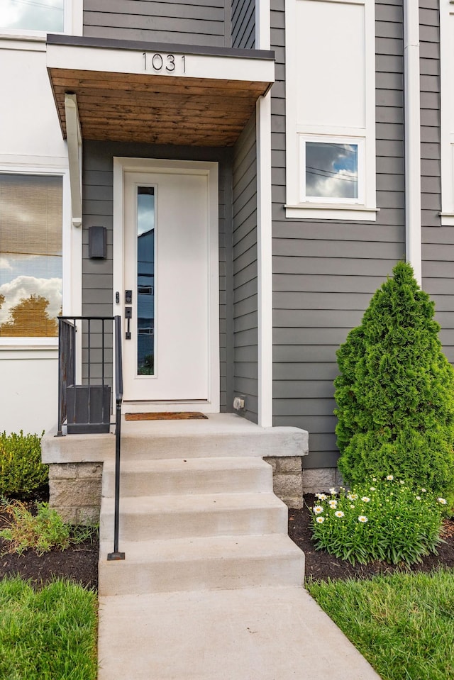 entrance to property featuring covered porch