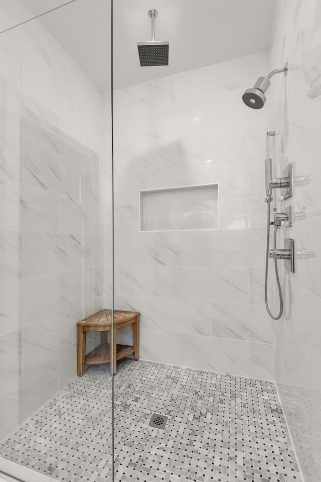 bathroom featuring tiled shower