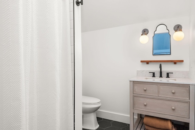 full bath featuring tile patterned floors, toilet, a shower with shower curtain, baseboards, and vanity