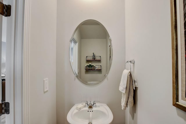 bathroom featuring a sink