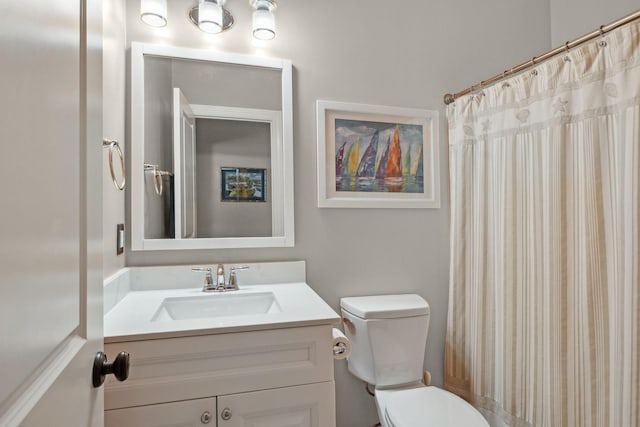 full bath with toilet, vanity, and a shower with shower curtain