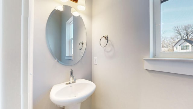 bathroom featuring a sink