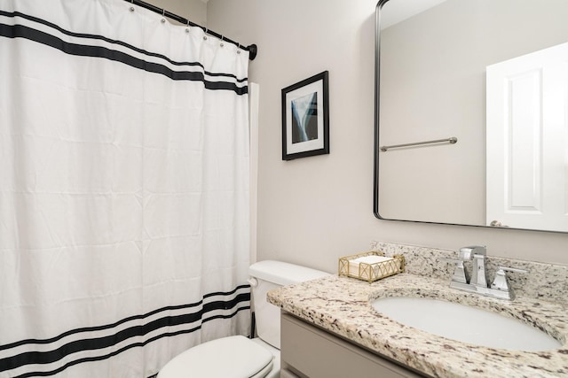 full bathroom with curtained shower, toilet, and vanity