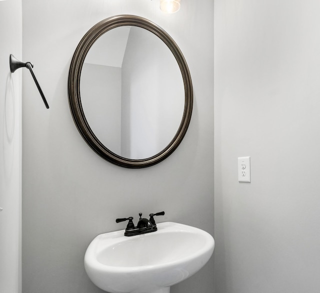 bathroom featuring a sink