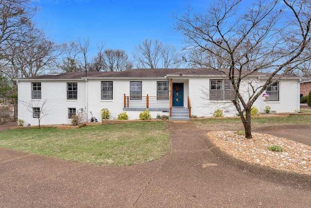 ranch-style house featuring crawl space, a front yard, and brick siding