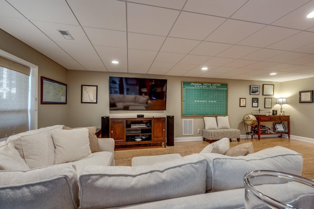 living room with light wood finished floors, visible vents, recessed lighting, and baseboards