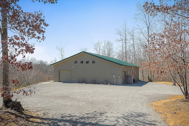 detached garage featuring gravel driveway