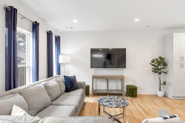 living area featuring recessed lighting, light wood-type flooring, baseboards, and visible vents