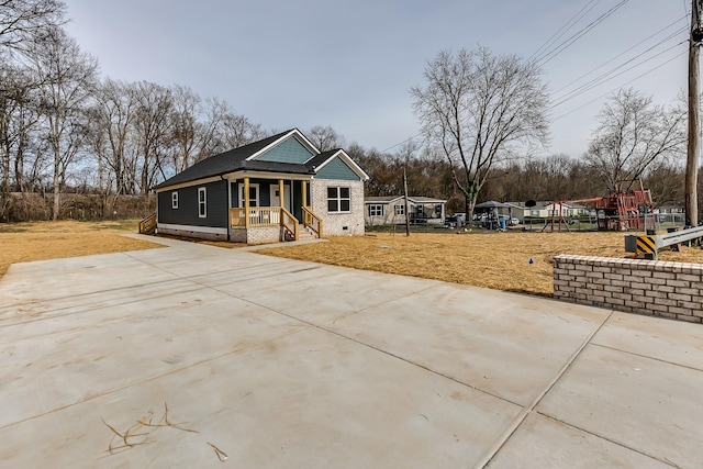 view of front facade featuring crawl space, a playground, and a front yard