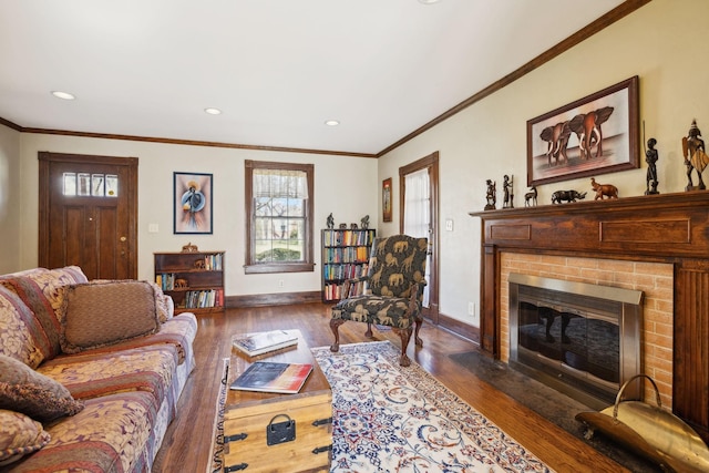 living area with dark wood-style floors, a healthy amount of sunlight, crown molding, and baseboards