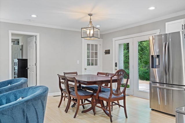 dining room featuring crown molding, recessed lighting, baseboards, and light wood finished floors