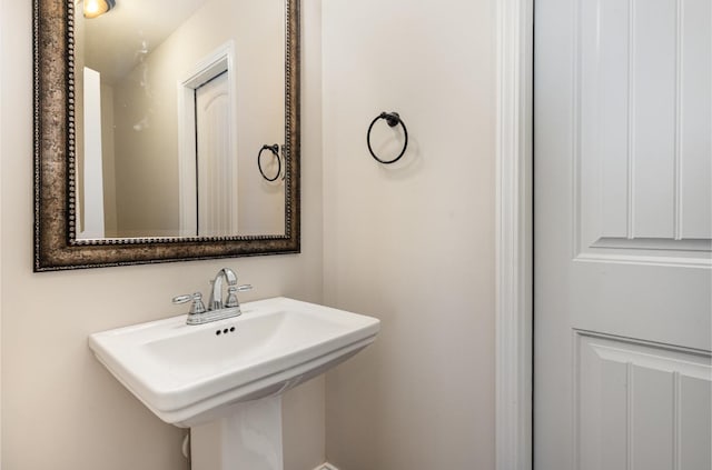 bathroom featuring a sink