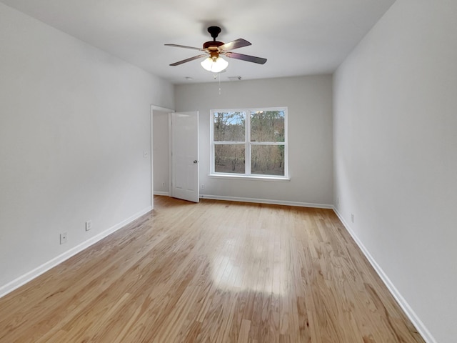 unfurnished room featuring light wood-style flooring, visible vents, baseboards, and ceiling fan