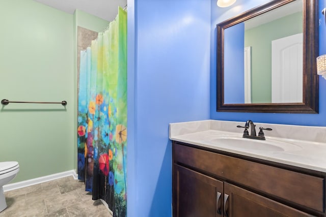 full bath with a shower with curtain, toilet, vanity, and baseboards