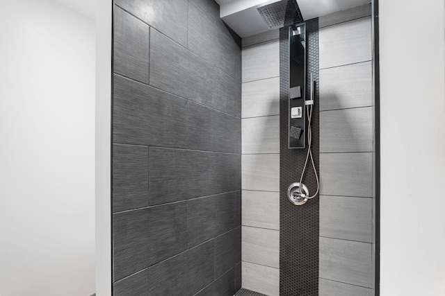 full bathroom featuring tiled shower