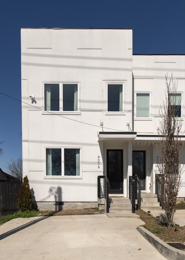 art deco house featuring fence