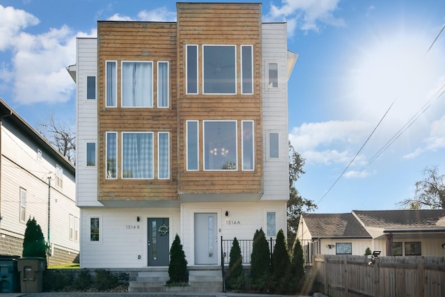 view of front of house featuring a fenced front yard