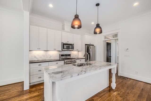 kitchen with dark wood-type flooring, a sink, backsplash, stainless steel appliances, and crown molding