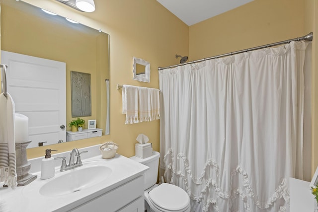 full bath featuring vanity, toilet, and a shower with curtain